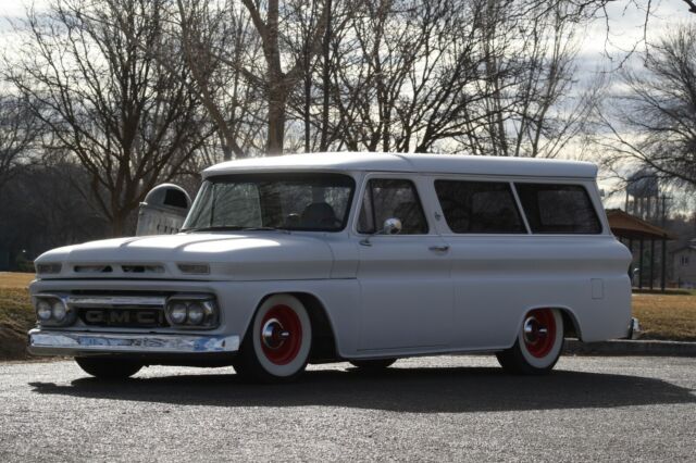 GMC Suburban 1966 image number 2