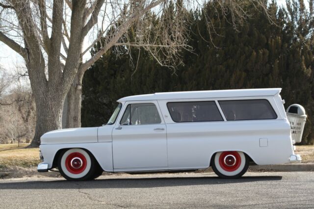 GMC Suburban 1966 image number 3