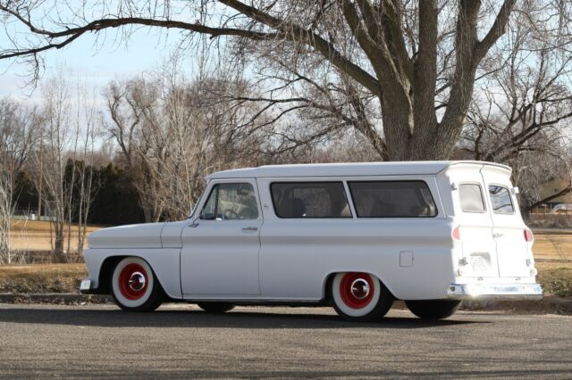 GMC Suburban 1966 image number 4