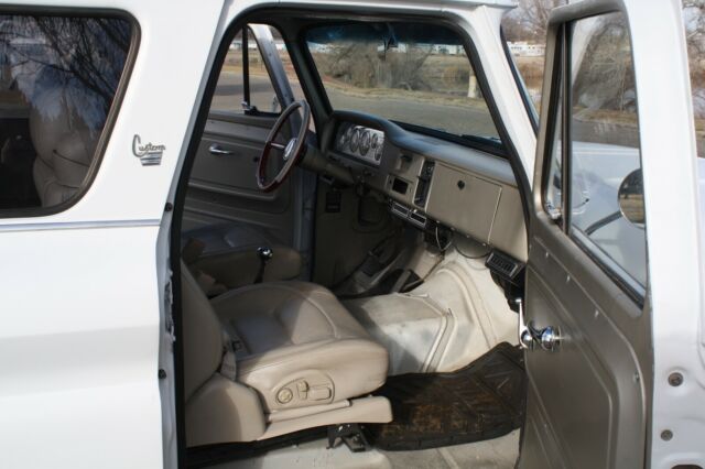 GMC Suburban 1966 image number 45