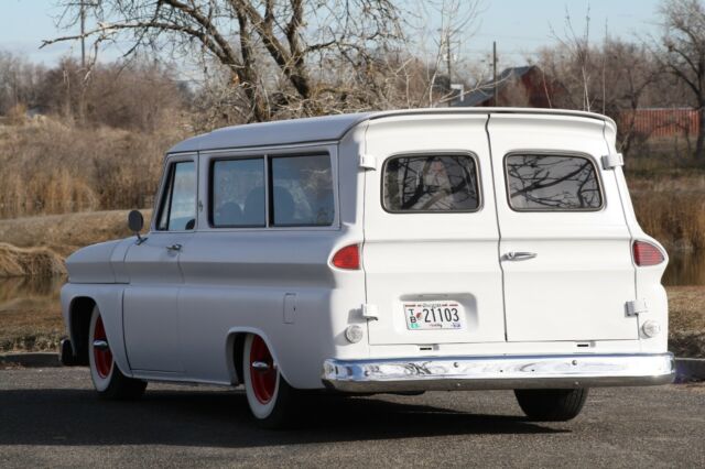 GMC Suburban 1966 image number 5