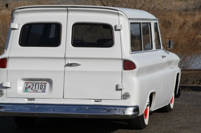 GMC Suburban 1966 image number 7