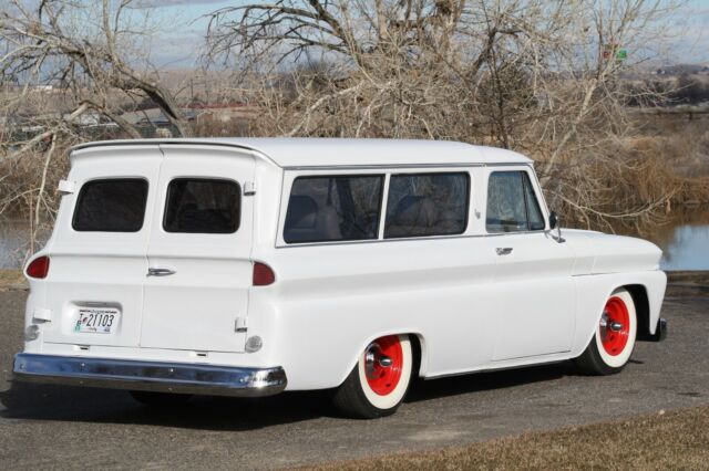GMC Suburban 1966 image number 8
