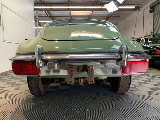 Jaguar E-Type 1971 image number 21