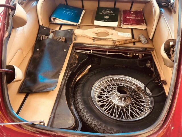 Jaguar E-Type 1971 image number 21