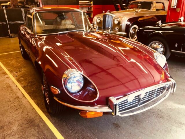 Jaguar E-Type 1971 image number 24
