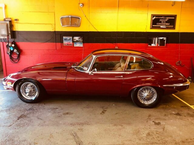 Jaguar E-Type 1971 image number 27