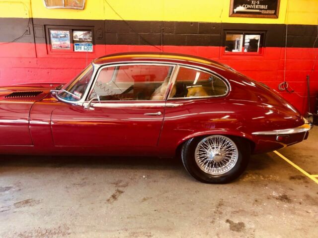 Jaguar E-Type 1971 image number 29