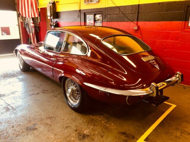 Jaguar E-Type 1971 image number 30