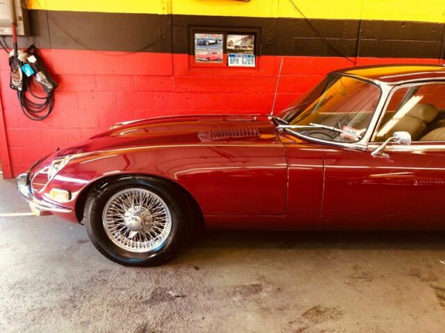 Jaguar E-Type 1971 image number 4