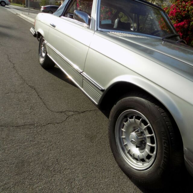 Mercedes-Benz SL-Class 1975 image number 31