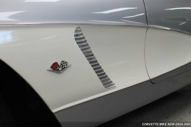 Chevrolet Corvette 1962 image number 23