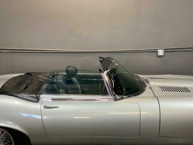 Jaguar E-Type 1974 image number 19
