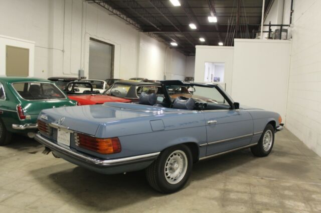 Mercedes-Benz SL-Class 1972 image number 1