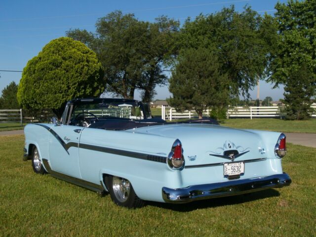 Ford Sunliner 1956 image number 1