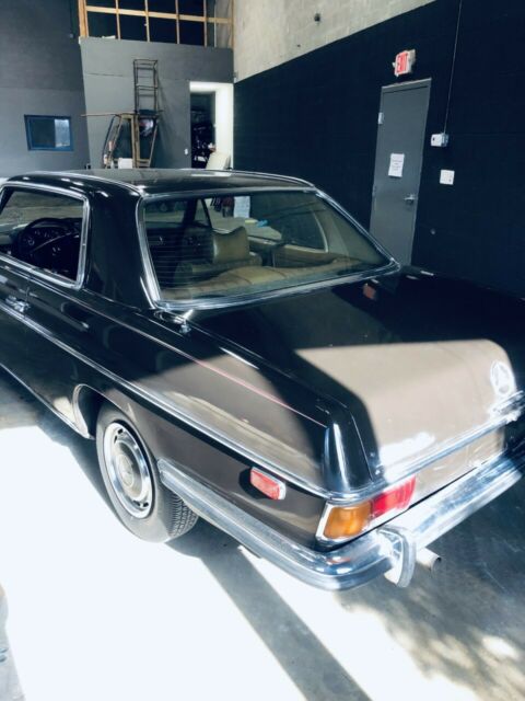 Mercedes-Benz 200-Series 1973 image number 23