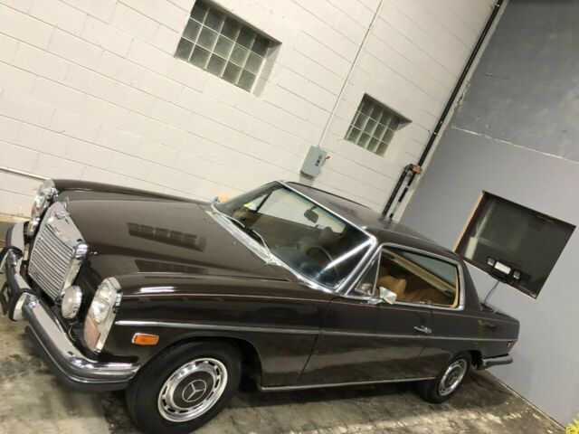 Mercedes-Benz 200-Series 1973 image number 28
