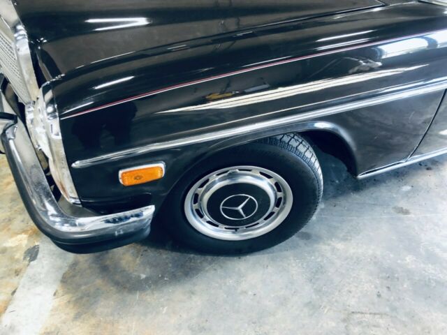 Mercedes-Benz 200-Series 1973 image number 34