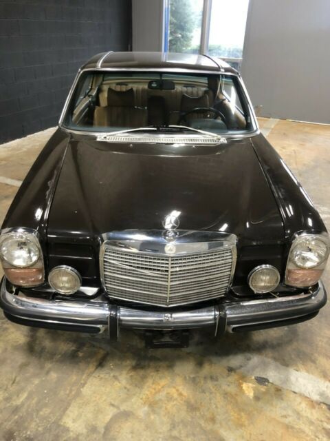 Mercedes-Benz 200-Series 1973 image number 38