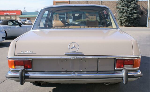 Mercedes-Benz 200-Series 1973 image number 12