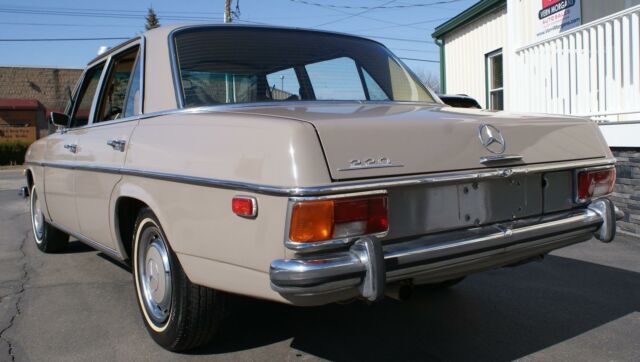 Mercedes-Benz 200-Series 1973 image number 13