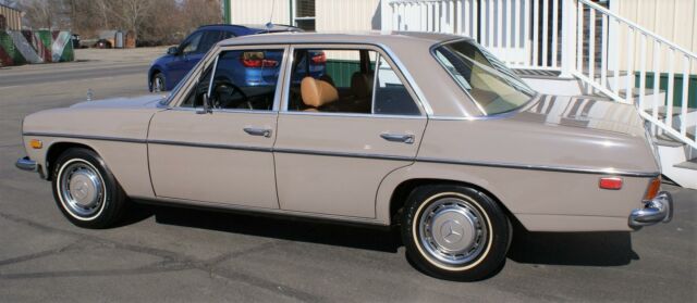 Mercedes-Benz 200-Series 1973 image number 15