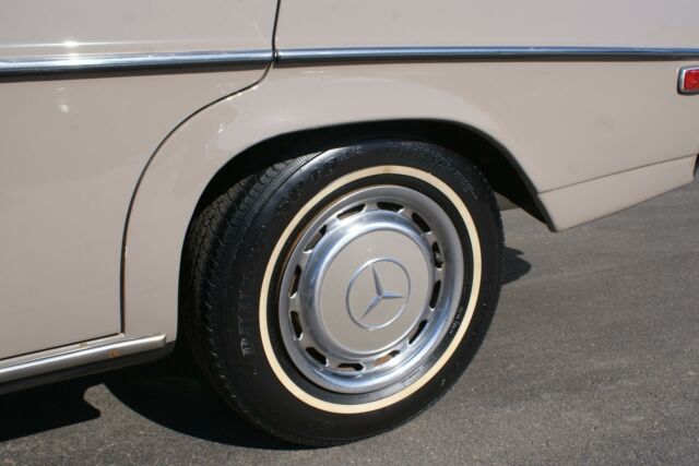 Mercedes-Benz 200-Series 1973 image number 18