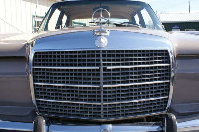 Mercedes-Benz 200-Series 1973 image number 22