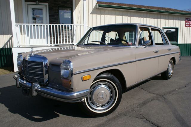 Mercedes-Benz 200-Series 1973 image number 24