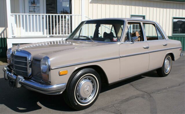 Mercedes-Benz 200-Series 1973 image number 25