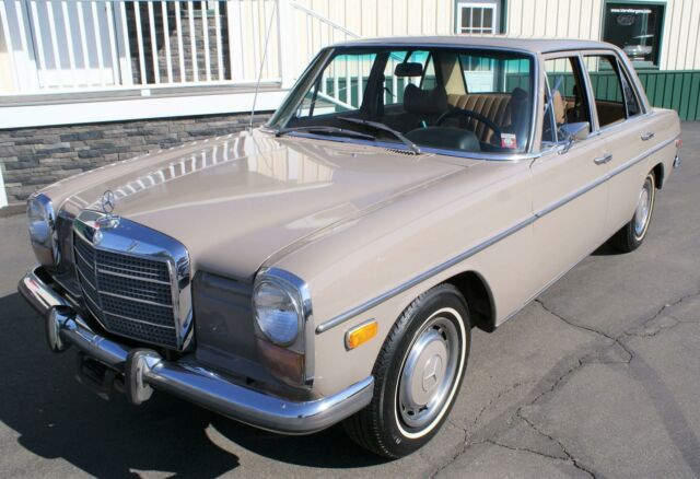 Mercedes-Benz 200-Series 1973 image number 26