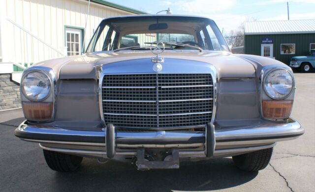 Mercedes-Benz 200-Series 1973 image number 29