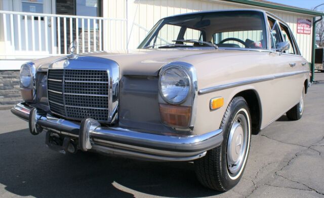 Mercedes-Benz 200-Series 1973 image number 3