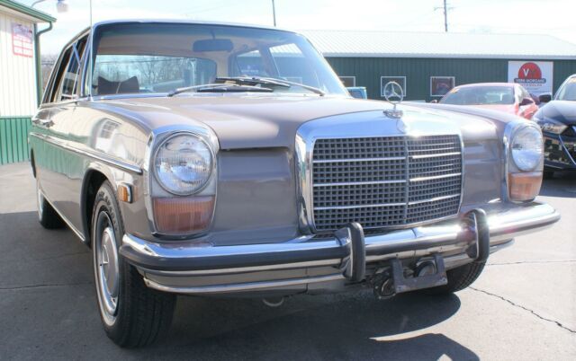 Mercedes-Benz 200-Series 1973 image number 30