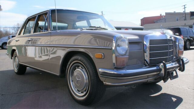 Mercedes-Benz 200-Series 1973 image number 31