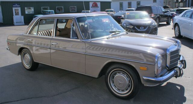 Mercedes-Benz 200-Series 1973 image number 32