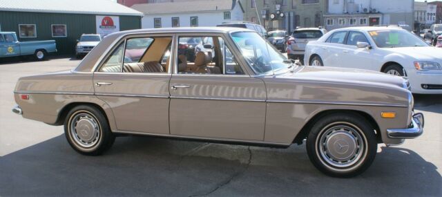 Mercedes-Benz 200-Series 1973 image number 33