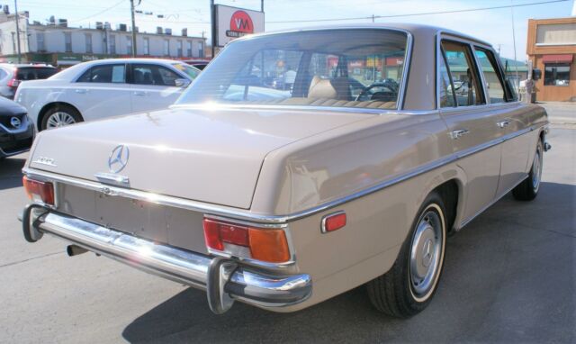 Mercedes-Benz 200-Series 1973 image number 34