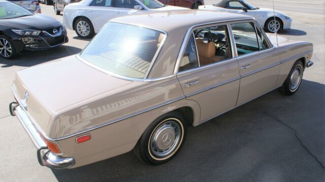Mercedes-Benz 200-Series 1973 image number 35