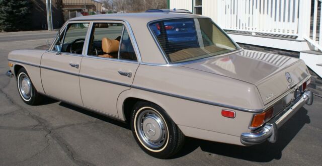 Mercedes-Benz 200-Series 1973 image number 38