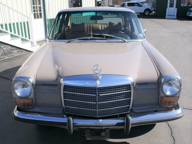 Mercedes-Benz 200-Series 1973 image number 4