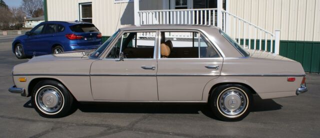Mercedes-Benz 200-Series 1973 image number 40