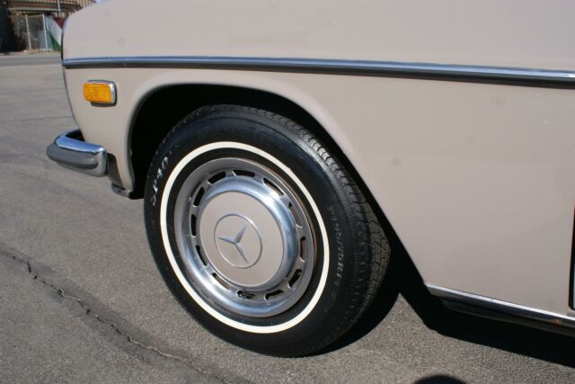 Mercedes-Benz 200-Series 1973 image number 41