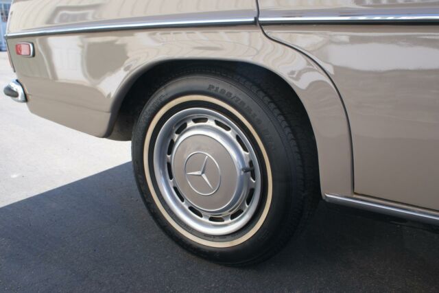 Mercedes-Benz 200-Series 1973 image number 43