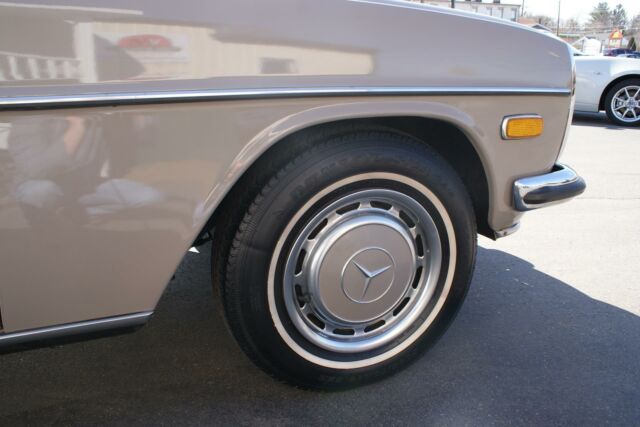 Mercedes-Benz 200-Series 1973 image number 44