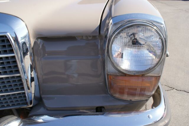 Mercedes-Benz 200-Series 1973 image number 47