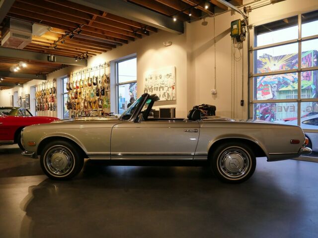 Mercedes-Benz SL-Class 1971 image number 10