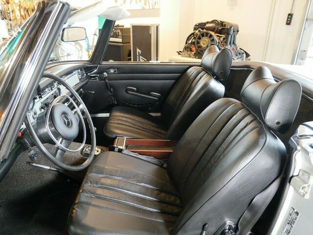 Mercedes-Benz SL-Class 1971 image number 40