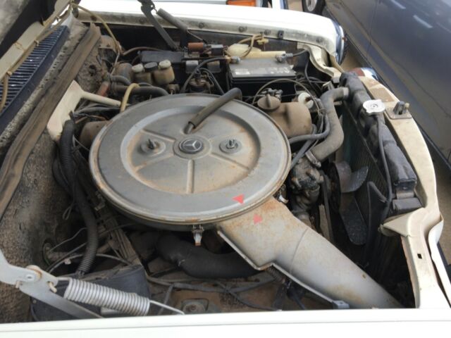Mercedes-Benz 200-Series 1969 image number 20
