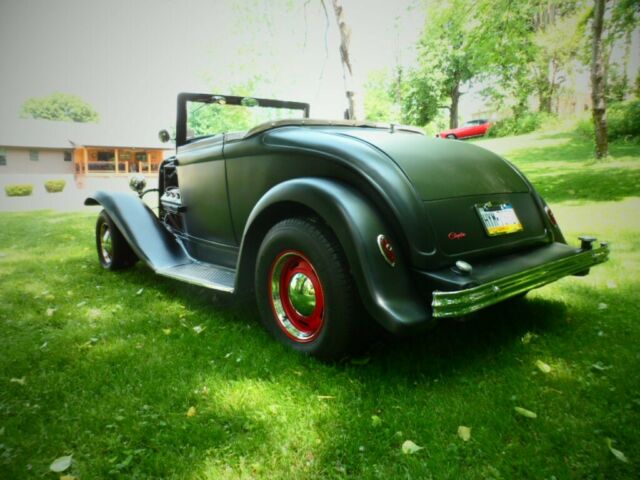 Chrysler Roadster 1932 image number 2